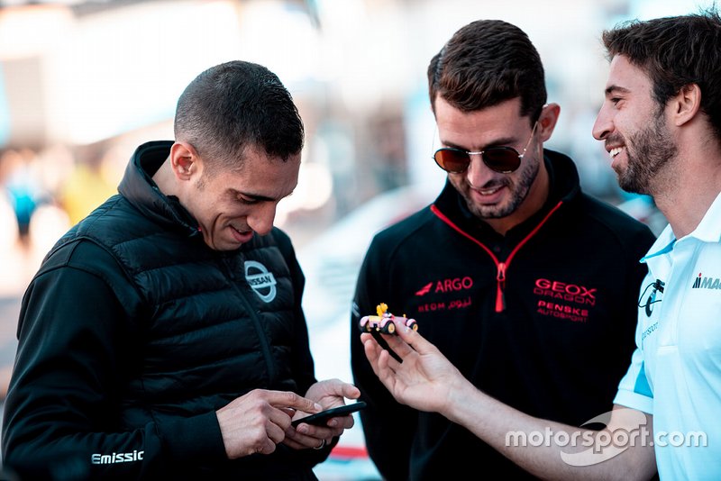 Antonio Felix da Costa, BMW I Andretti Motorsports, mostra a Sébastien Buemi, Nissan e.Dams, il suo Mario kart