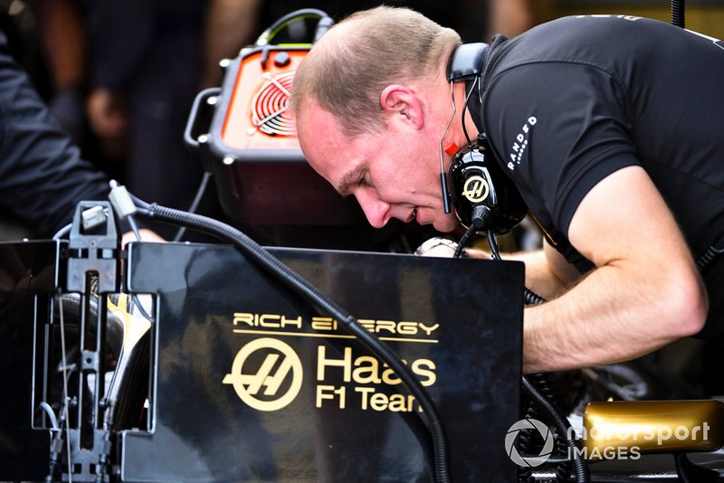 Un mécanicien Haas F1 au travail