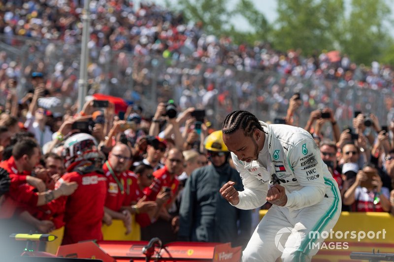 Lewis Hamilton, Mercedes AMG F1, 1° classificato, festeggia nel parco chiuso