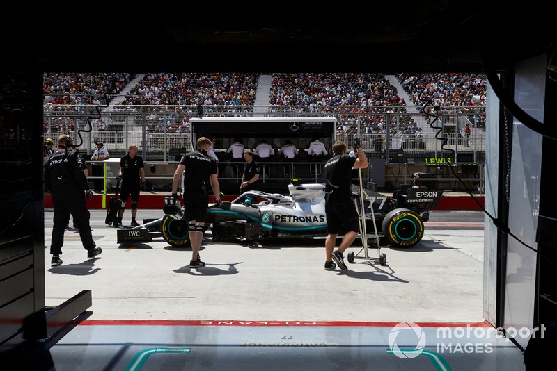 Mechanics with the car of Valtteri Bottas, Mercedes AMG W10, in the pit lane