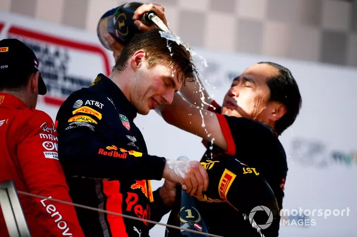 Max Verstappen, ganador de la carrera, Red Bull Racing y Toyoharu Tanabe, Director Técnico de F1, celebran en el podio con champán