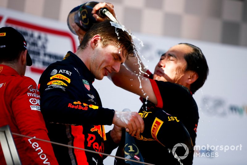 Max Verstappen, ganador de la carrera, Red Bull Racing y Toyoharu Tanabe, Director Técnico de F1, celebran en el podio con champán