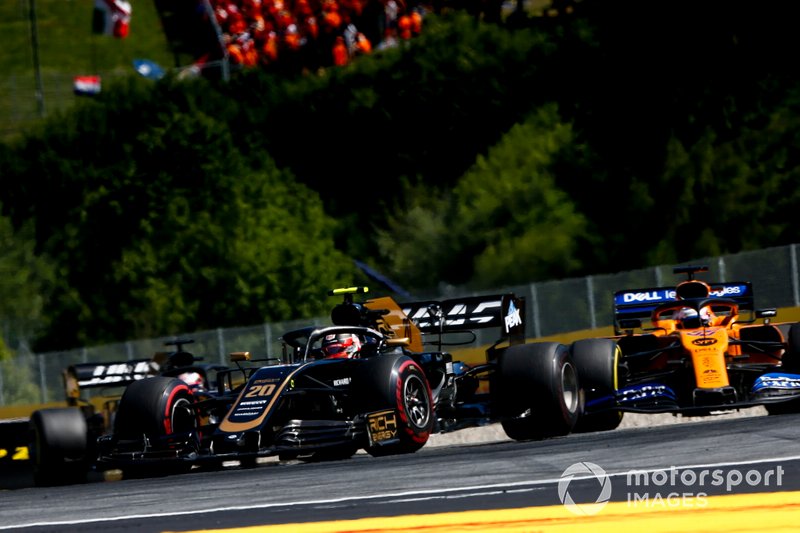 Kevin Magnussen, Haas F1 Team VF-19, devant Carlos Sainz Jr., McLaren MCL34, et Romain Grosjean, Haas F1 Team VF-19