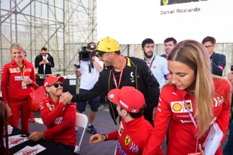Daniel Ricciardo, Renault, Sebastian Vettel, Ferrari ve Charles Leclerc, Ferrari imza dağıtıyor