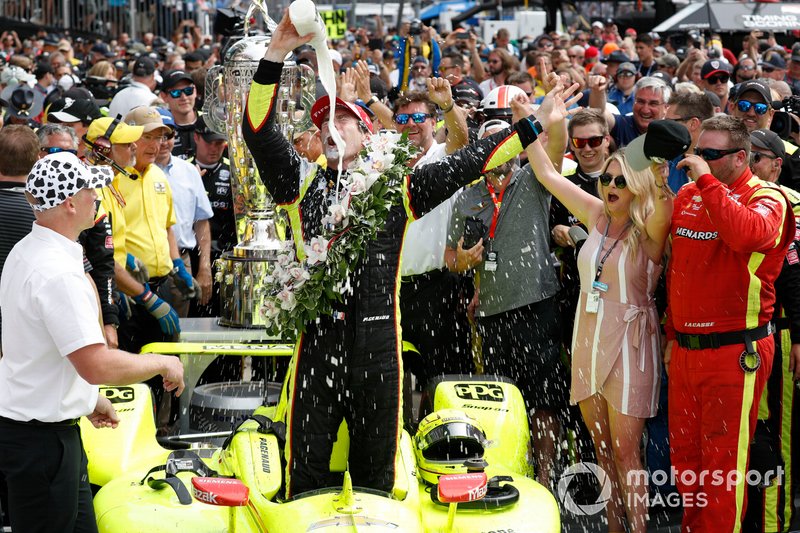 Le vainqueur Simon Pagenaud, Team Penske Chevrolet, boit du lait sur la Victory Lane