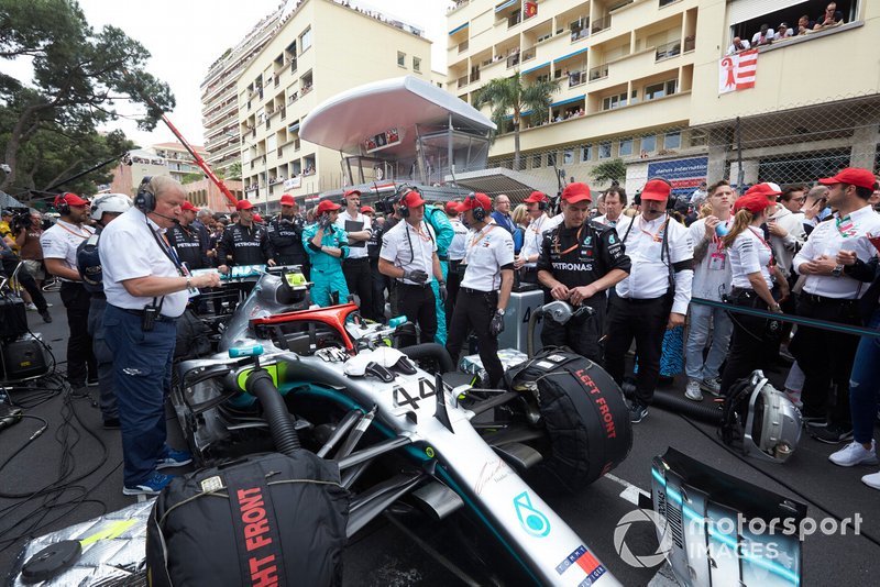 Mechanics on the grid with the car of Lewis Hamilton, Mercedes AMG F1 W10