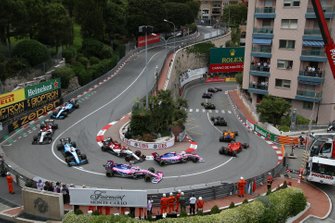 Romain Grosjean, Haas F1 Team VF-19, voor Lando Norris, McLaren MCL34, Charles Leclerc, Ferrari SF90, Lance Stroll, Racing Point RP19, Kimi Raikkonen, Alfa Romeo Racing C38, Sergio Perez, Racing Point RP19, Robert Kubica, Williams FW42, Antonio Giovinazzi, Alfa Romeo Racing C38, en George Russell, Williams Racing FW42