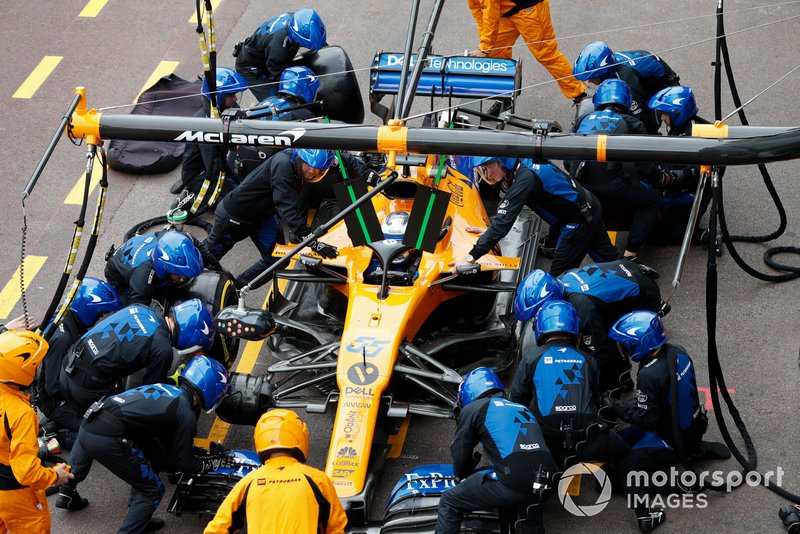 Carlos Sainz Jr., McLaren MCL34, s'arrête au stand