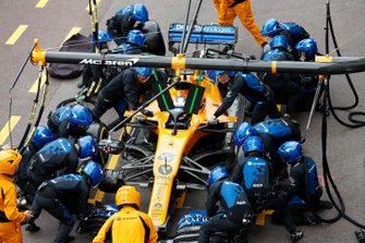 Carlos Sainz Jr., McLaren MCL34, pit stop
