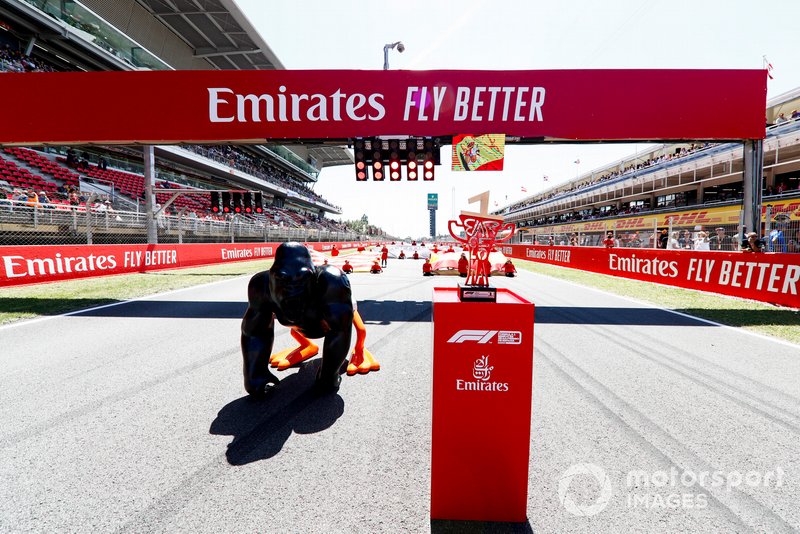 Il trofeo e un Gorilla con i piedi da papera sulla griglia prima dell'inizio