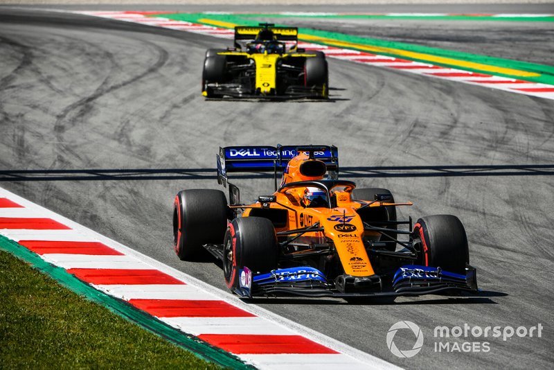Carlos Sainz Jr, McLaren MCL34, Daniel Ricciardo, Renault R.S.19