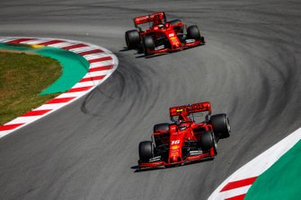 Charles Leclerc, Ferrari SF90, voor Sebastian Vettel, Ferrari SF90