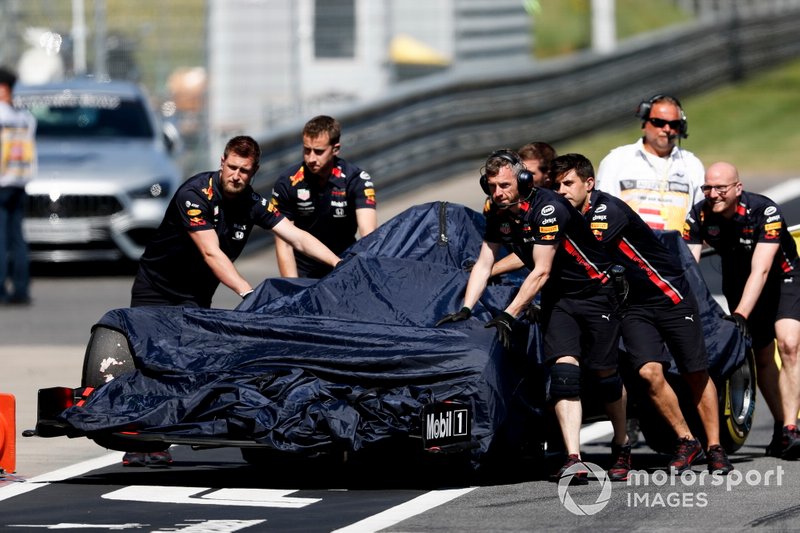 Coche de Max Verstappen, Red Bull Racing RB15 siendo empujado al pit lane por los mecánicos de Red Bull Racing después de su accidente