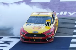 Race Winner Joey Logano, Team Penske, Ford Mustang Shell Pennzoil