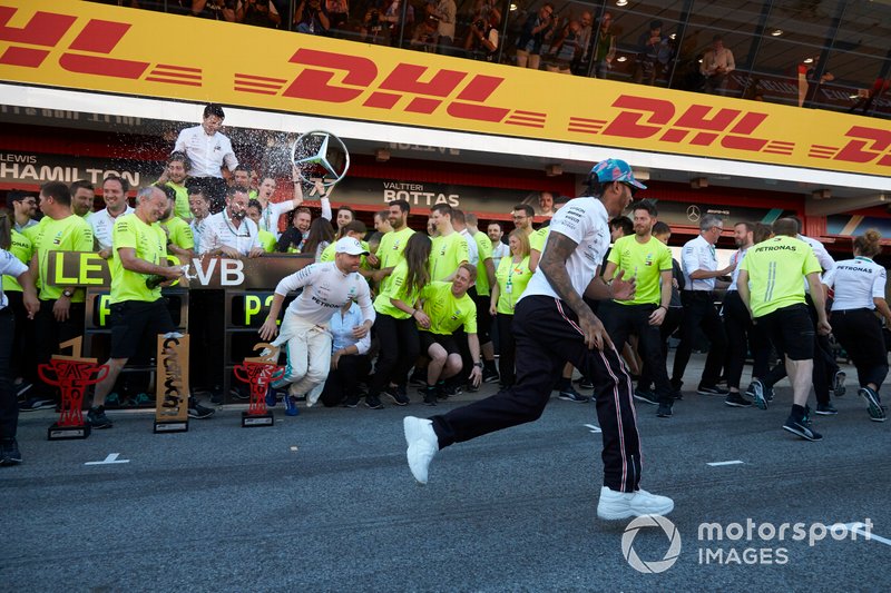 Lewis Hamilton, Mercedes AMG F1, 1st position, Valtteri Bottas, Mercedes AMG F1, 2nd position, and the Mercedes team celebrate victory