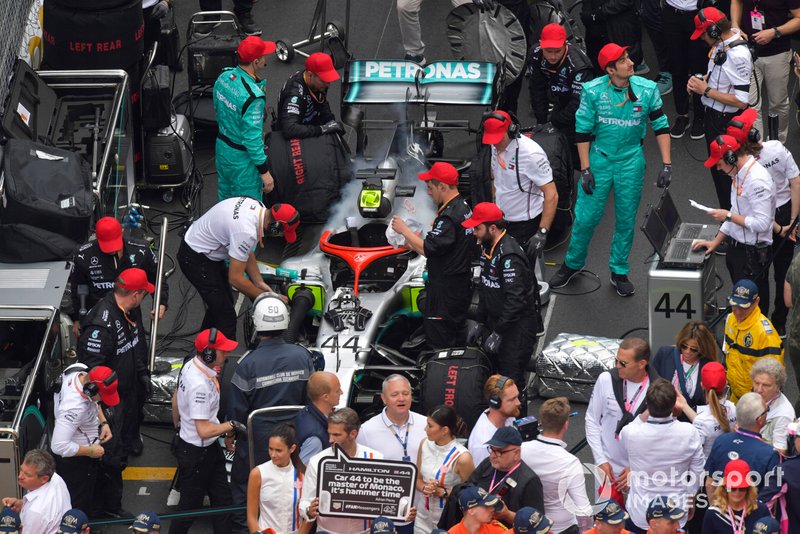 Mekaniker ve Lewis Hamilton, Mercedes AMG F1 W10,