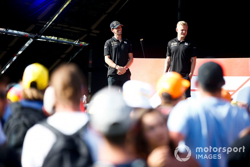 Kevin Magnussen, Haas F1, et Romain Grosjean, Haas F1, sur scène