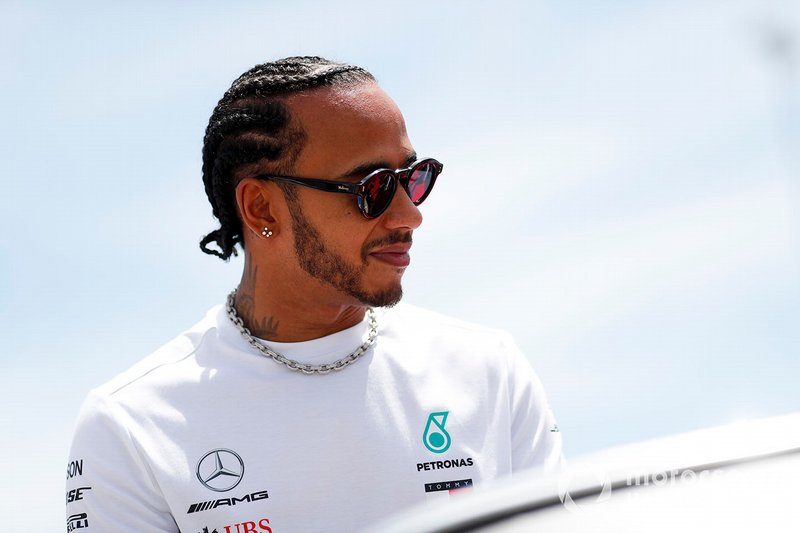 Hamilton szombaton a 86. rajtelsőségének örülhetett, amivel abszolút rekorder és már majdnem 20 ilyen eredménnyel számolt többet, mint a második helyen lévő Schumacher. A német legenda 68 rajtelsőséggel fejezte be. Sennának 65, Vettelnek 56, Clarknak 33 pole-ja van, akárcsak Prostnak, közvetlen Mansell (32), N. Rosberg (30), Fangio (29) és Häkkinen (26) előtt.
