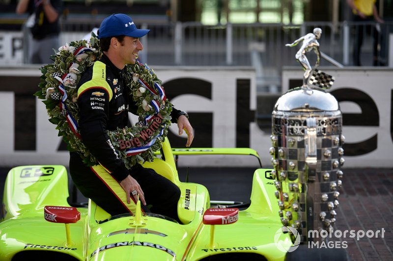 Simon Pagenaud, Team Penske Chevrolet con el trofeo Borg-Warner