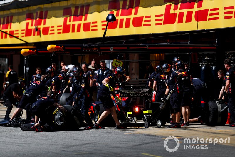 Max Verstappen, Red Bull Racing RB15, ai box, durante le prove libere