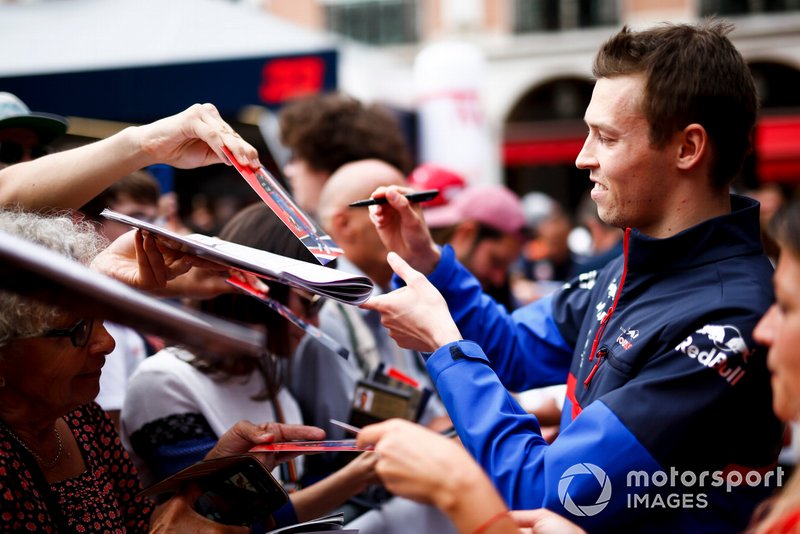 Daniil Kvyat, Toro Rosso signs a autograph for a fan