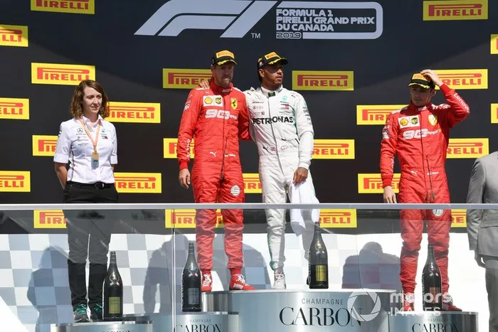 Sebastian Vettel, Ferrari, seconda posizione, Lewis Hamilton, Mercedes AMG F1, prima posizione, e Charles Leclerc, Ferrari, terza posizione, sul podio