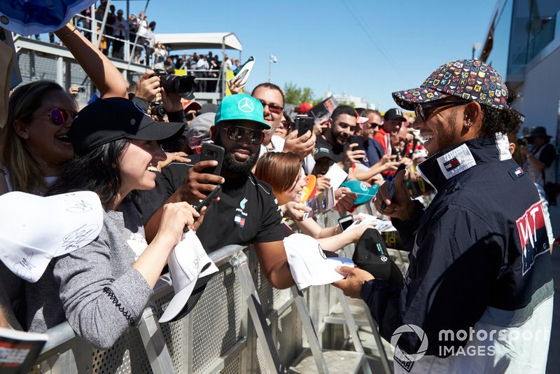 Lewis Hamilton, Mercedes AMG F1 signs a autograph for a fan