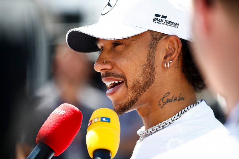 Lewis Hamilton, Mercedes AMG F1, parle à la presse
