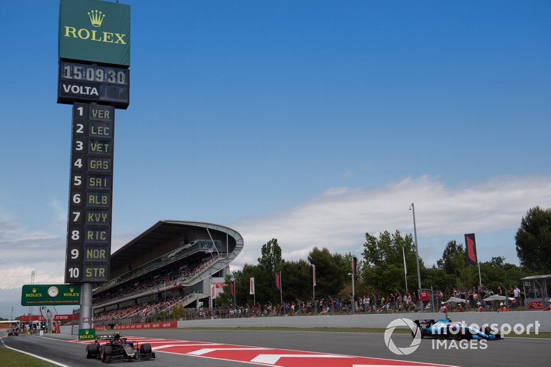 Robert Kubica, Williams FW42, passes Kevin Magnussen, Haas F1 Team VF-19, as he leaves the pits