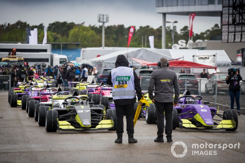 Los coches se alinean en los boxes antes de la calificación