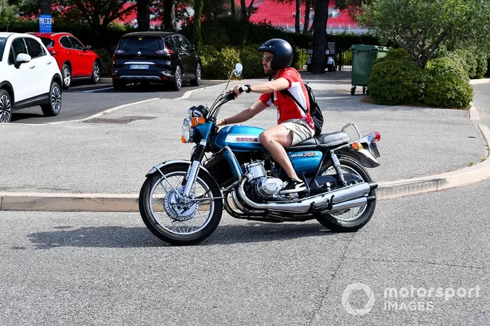 Sebastian Vettel, Ferrari, llega en su moto