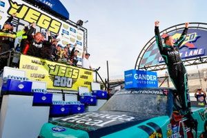 Race Winner Johnny Sauter, ThorSport Racing, Ford F-150 Tenda Heal