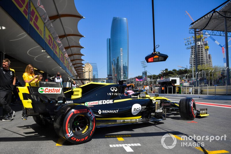 Daniel Ricciardo, Renault R.S.19, lascia il garage