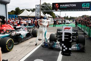 Racewinnaar Lewis Hamilton, Mercedes AMG F1 W09, en derde plaats Valtteri Bottas, Mercedes AMG F1 W09