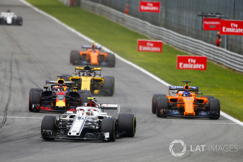 Charles Leclerc, Alfa Romeo Sauber C37, devant Daniel Ricciardo, Red Bull Racing RB14 Tag Heuer, Fernando Alonso, McLaren MCL33, Nico Hulkenberg, Renault Sport F1 Team R.S. 18, et Stoffel Vandoorne, McLaren MCL33