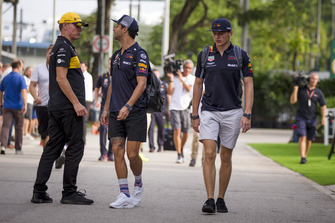Nico Hulkenberg, Renault Sport F1 Team, Daniel Ricciardo, Red Bull Racing and Max Verstappen, Red Bull Racing