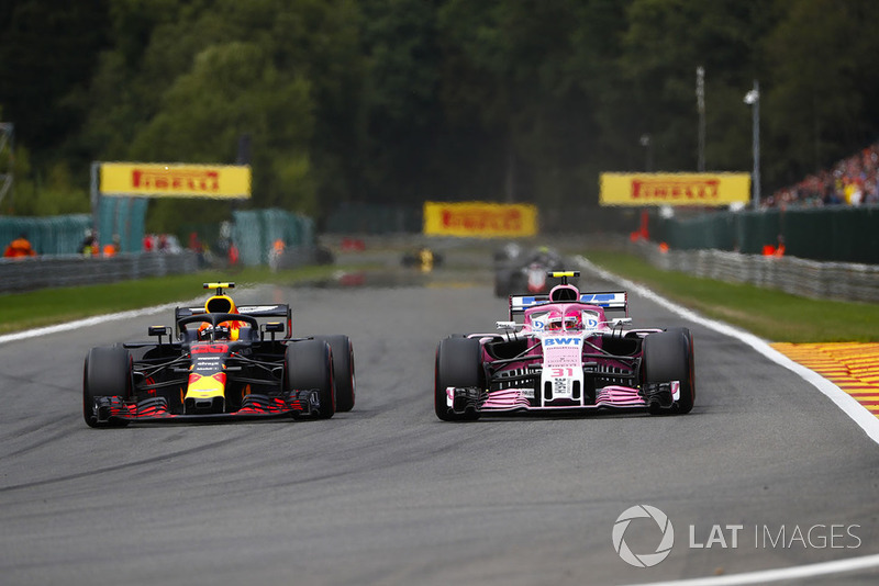 Max Verstappen, Red Bull Racing RB14, i Esteban Ocon, Racing Point Force India VJM11, walka na torze