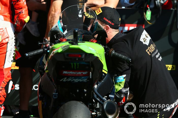 Jonathan Rea, Kawasaki Racing besa su moto
