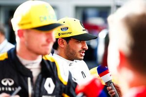 Nico Hulkenberg, Renault Sport F1 Team, and Carlos Sainz Jr., Renault Sport F1 Team