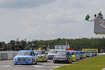 Ben Rhodes, ThorSport Racing, Ford F-150 FEI World Equestrian Games and Noah Gragson, Kyle Busch Motorsports, Toyota Tundra Safelite AutoGlass green flag start