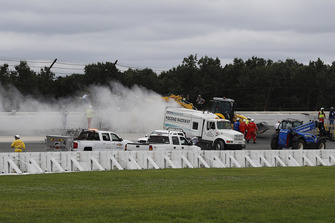 Riparazioni dopo l'incidente a Robert Wickens, Schmidt Peterson Motorsports Honda, James Hinchcliffe, Schmidt Peterson Motorsports Honda, Ryan Hunter-Reay, Andretti Autosport Honda, Pietro Fittipaldi, Dale Coyne Racing Honda