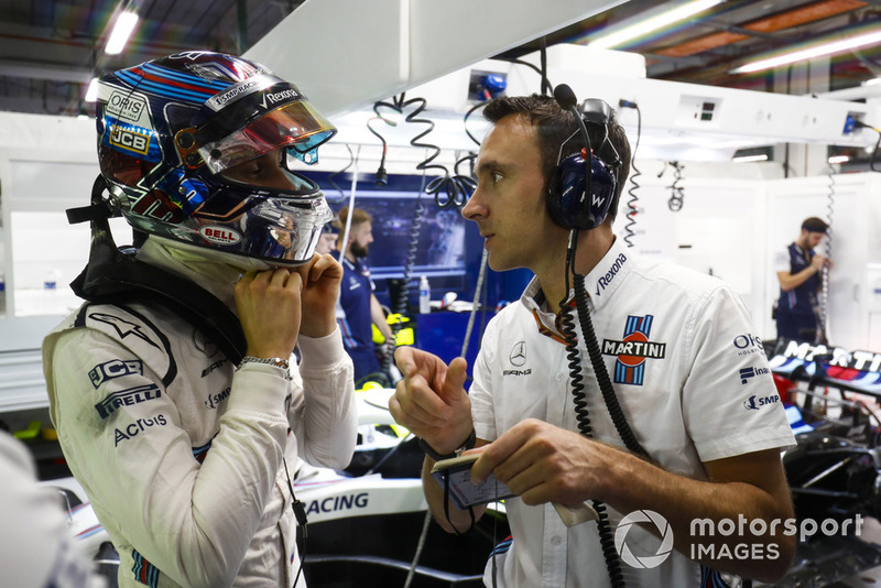 Sergey Sirotkin, Williams Racing, speaks with an engineer