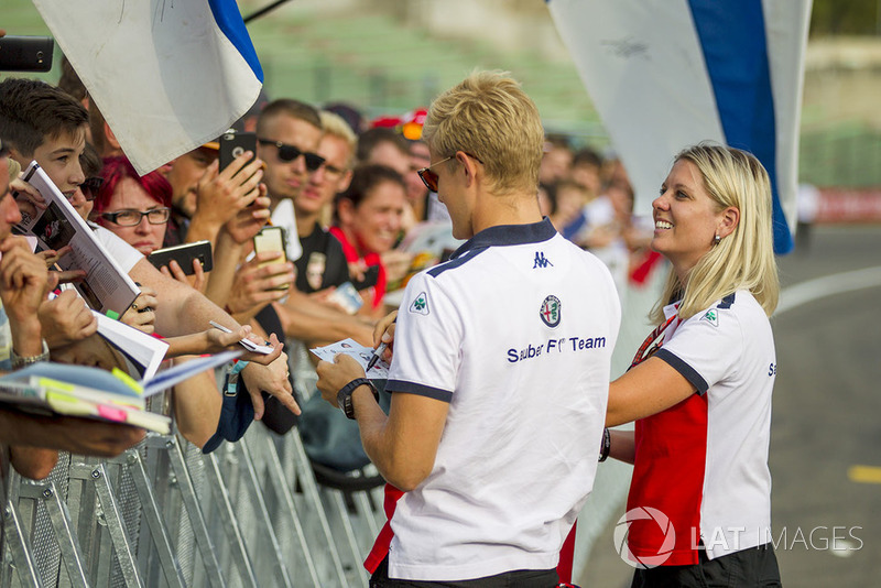Marcus Ericsson, Sauber signs autographs for the fans