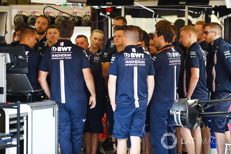 Para mekanik dan kru tim Force India