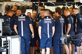 Meccanici e membri del team Force India in una consultazione del giovedì mattina