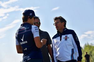Lance Stroll, Williams parcourt la piste à pieds avec l'ingénieur Luca Baldisserri, Williams