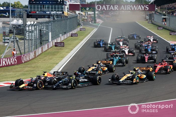 Lewis Hamilton, Mercedes F1 W14, Max Verstappen, Red Bull Racing RB19, Lando Norris, McLaren MCL60, Oscar Piastri, McLaren MCL60, Charles Leclerc, Ferrari SF-23, el resto de la parrilla en la salida.