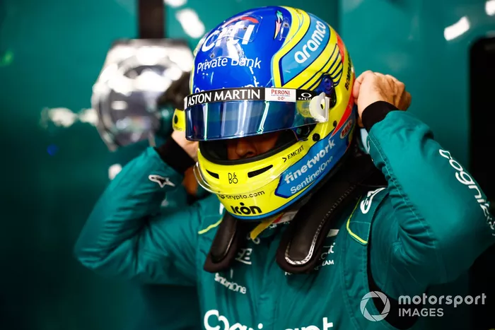 Fernando Alonso, Aston Martin F1 Team, se pone el casco de protección