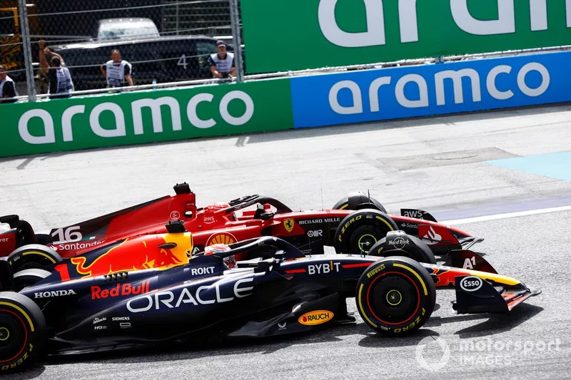 Max Verstappen, Red Bull Racing RB19, si scontra con Charles Leclerc, Ferrari SF-23