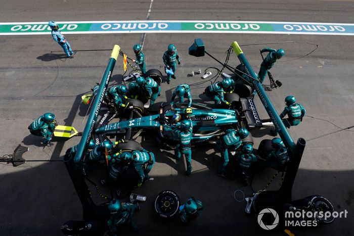 Fernando Alonso, Aston Martin AMR23, hace una parada en boxes